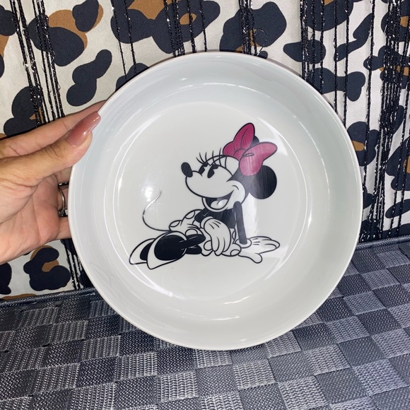 MINNIE MOUSE DISNEY LARGE BOWL - Picture 1 of 7